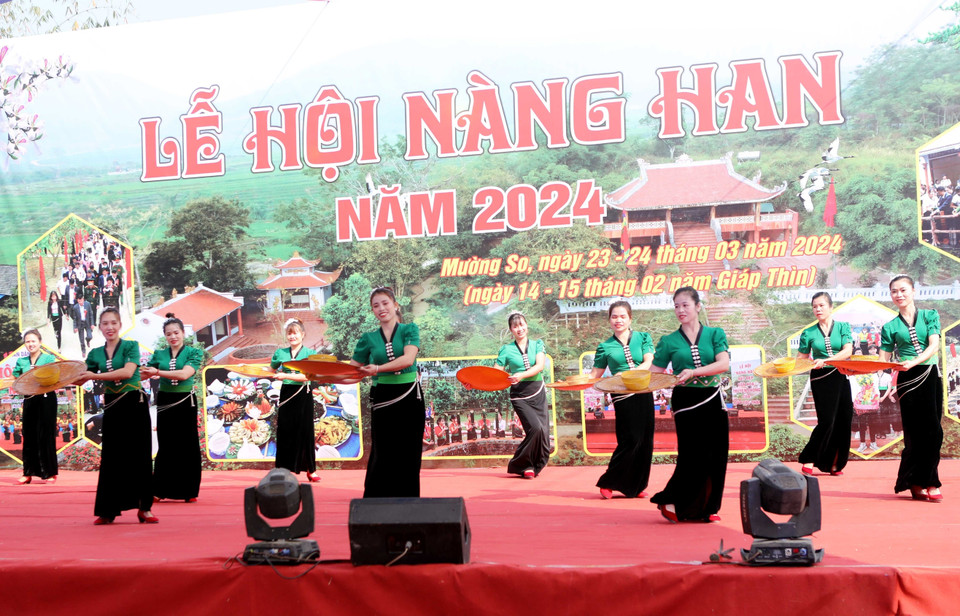 Biểu diễn văn nghệ của người Thái trắng chào mừng Lễ hội Nàng Han. (Ảnh: Quý Trung/TTXVN)