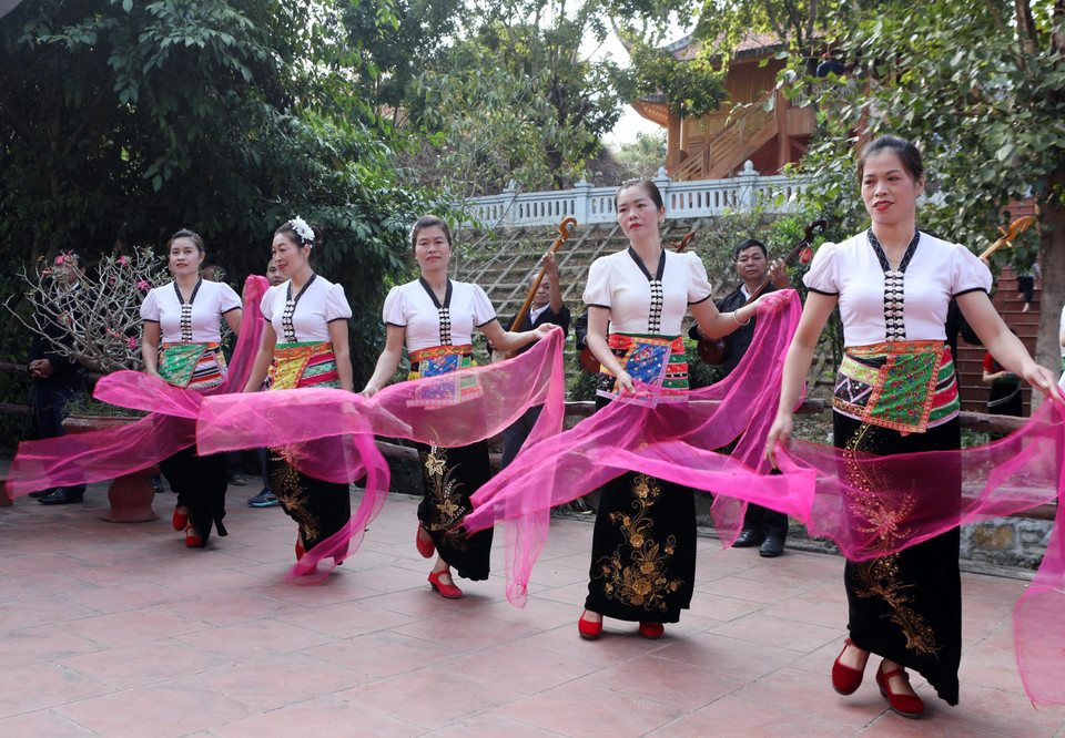 Điệu múa uyển chuyển, mềm mại của người Thái trắng Tây Bắc. (Ảnh: Quý Trung/TTXVN)