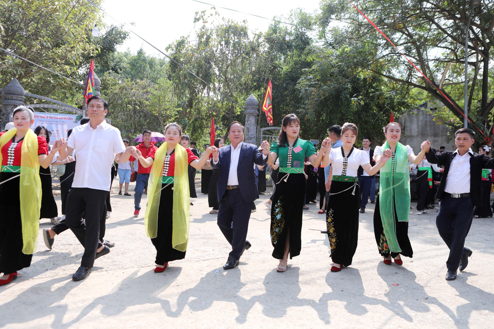 Người dân cùng du khách tay trong tay múa điệu xòe của dân tộc Thái, thể hiện tình đoàn kết giữa các dân tộc. (Ảnh: Quý Trung/TTXVN)
