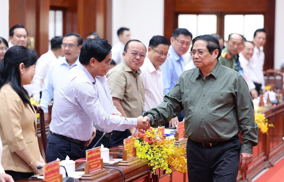 Thủ tướng Phạm Minh Chính với lãnh đạo tỉnh Tiền Giang. (Ảnh: Dương Giang/TTXVN)