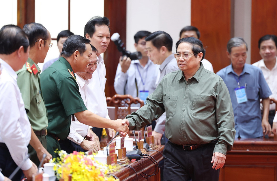 Thủ tướng Phạm Minh Chính với lãnh đạo tỉnh Tiền Giang. (Ảnh: Dương Giang/TTXVN)