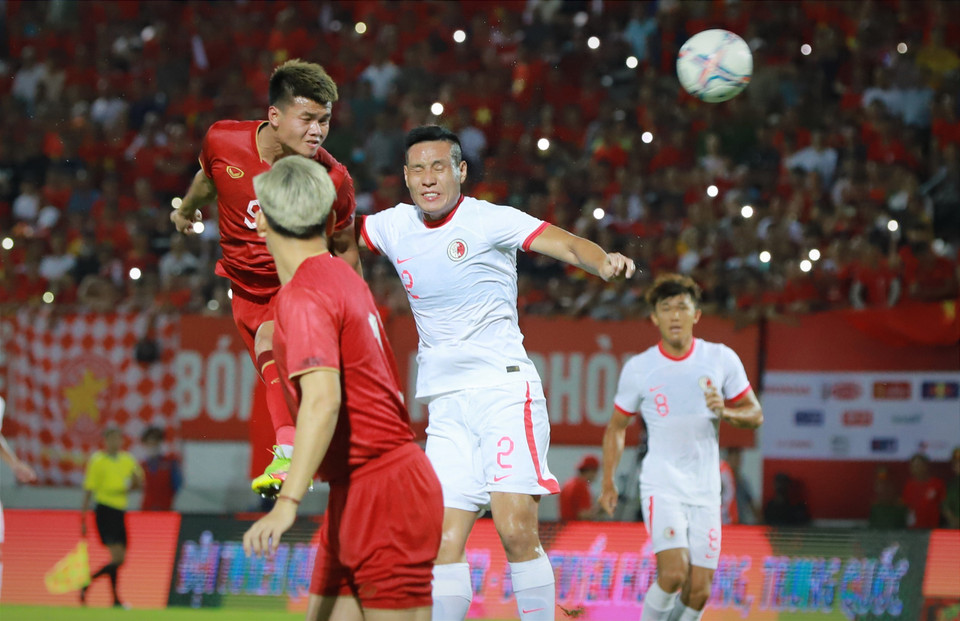 'Đoàn quân áo đỏ' là những người sở hữu cơ hội đầu tiên của trận đấu. Đáng tiếc là cú đánh đầu của tiền đạo Văn Tùng không đủ hiểm hóc để khuất phục thủ môn bên phía Đội tuyển Hong Kong. (Ảnh: Việt Anh/Vietnam+)