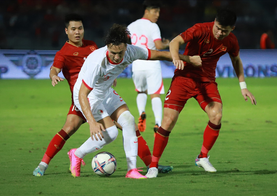 Đúng với tính chất của một trận giao hữu, hai đội nhập cuộc với tâm thế thoải mái và chơi đôi công 'ăn miếng, trả miếng.' (Ảnh: Hoài Nam/Vietnam+)