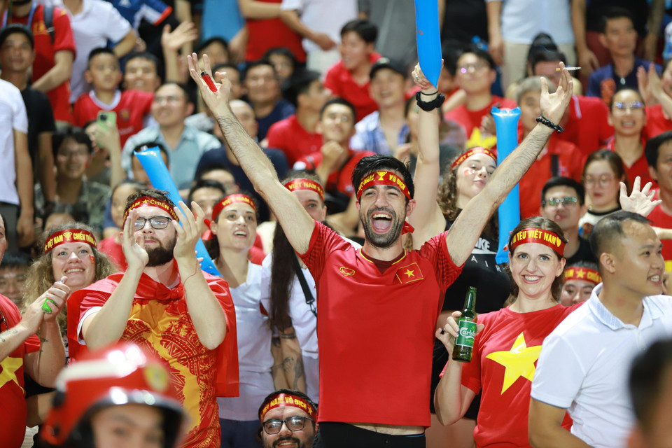 Trên khán đài, các cổ động viên nước ngoài cũng cổ vũ cuồng nhiệt cho 'Binh đoàn Rồng Vàng.' (Ảnh: Việt Anh/Vietnam+)