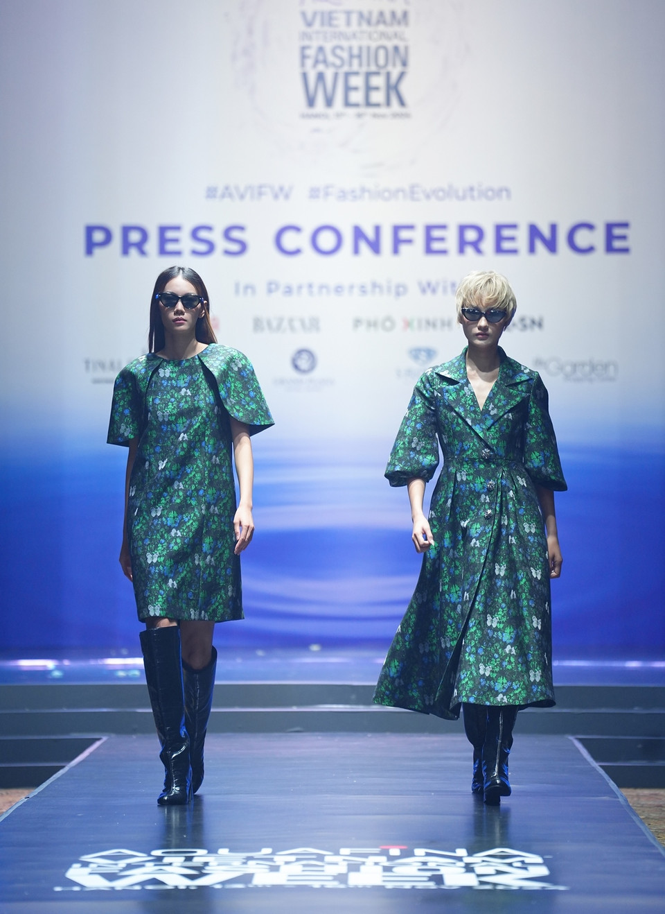 Hai thiết kế của Adrian Anh Tuấn - nhà thiết kế sẽ kết màn tuần thời trang. (Ảnh: PV/Vietnam+)