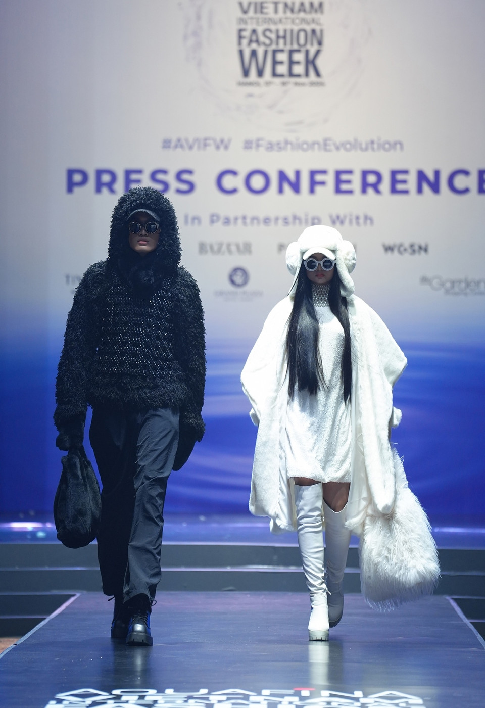 Hai thiết kế đến từ Thương hiệu thời trang Kwang by Vương Khang. (Ảnh: PV/Vietnam+)