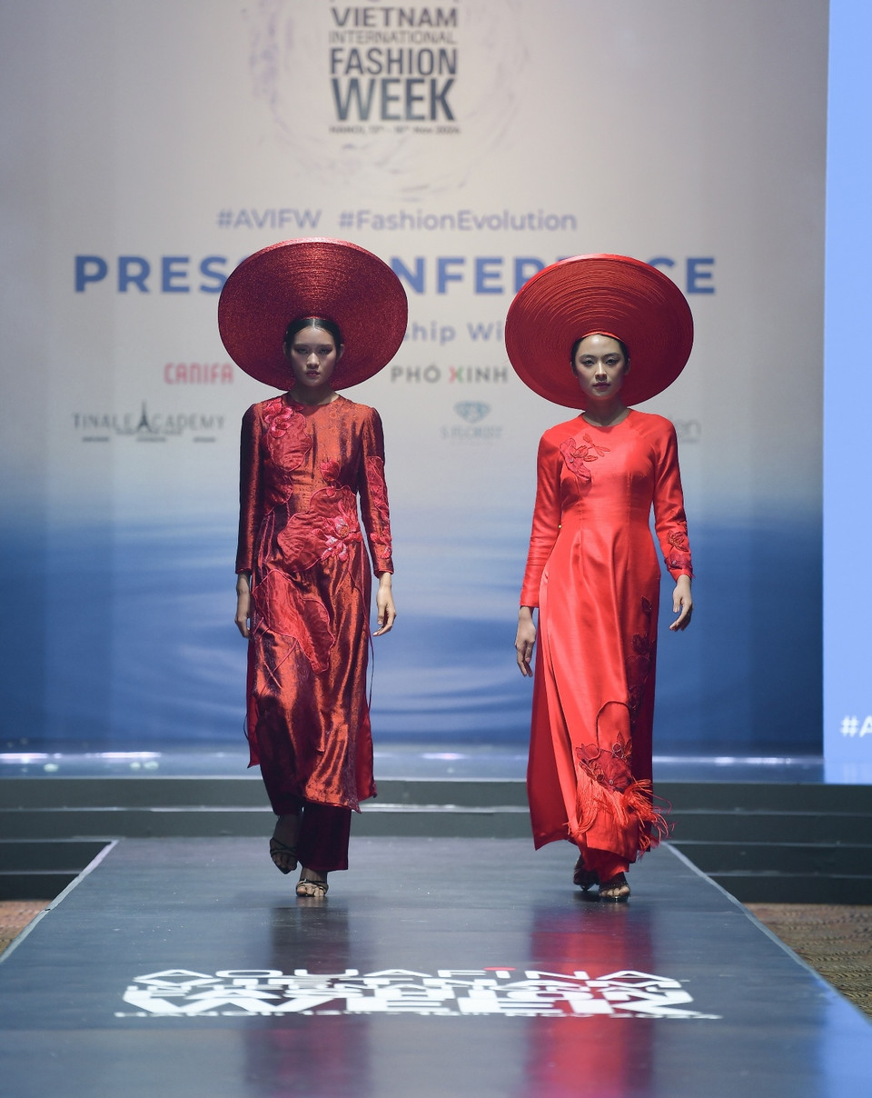 Hai thiết kế của Thủy Nguyễn - Thương hiệu Thuy Design House giới thiệu tại họp báo. (Ảnh: PV/Vietnam+)