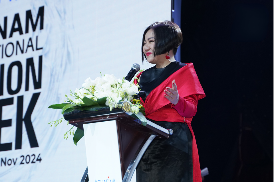 “Với thông điệp #FashionEvolution – Những bước tiến mới trong thời trang, đây không chỉ là dấu mốc của một thập kỷ vừa qua, mà còn mở ra tầm nhìn mới cho ngành thời trang Việt Nam trong hành trình phát triển bền vững, sẵn sàng đối mặt với các thách thức và cùng nhau biến Việt Nam trở thành đất nước có ngành thời trang phát triển,” bà Trang Lê, Chủ tịch Tuần lễ Thời trang Quốc tế Việt Nam chia sẻ. (Ảnh: PV/Vietnam+)