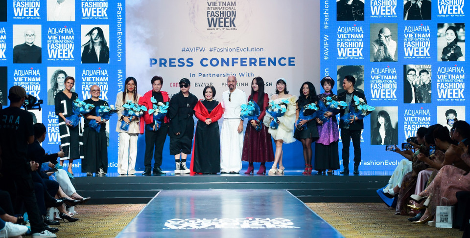 Trong mùa tổ chức lần thứ 18 tại Thủ đô Hà Nội, bên cạnh những tên tuổi nhà thiết kế lớn quen thuộc trong nước và quốc tế như: Đỗ Mạnh Cường, Đức Hùng, Hoàng Hải, Thủy Nguyễn, Adrian Anh Tuấn, Hà Linh Thư, Frederick Lee (Singapore), Priyo Oktaviano (Indonesia), thì chương trình lần này còn chứng kiến màn ‘chào sân’ lần đầu của những thương hiệu mới như Chula Fashion (Tây Ban Nha), thương hiệu Kwang by Vương Khang, hay sự trở lại của các nhà thiết kế trẻ như Thảo Nguyễn, Ivan Trần… (Ảnh: PV/Vietnam+)