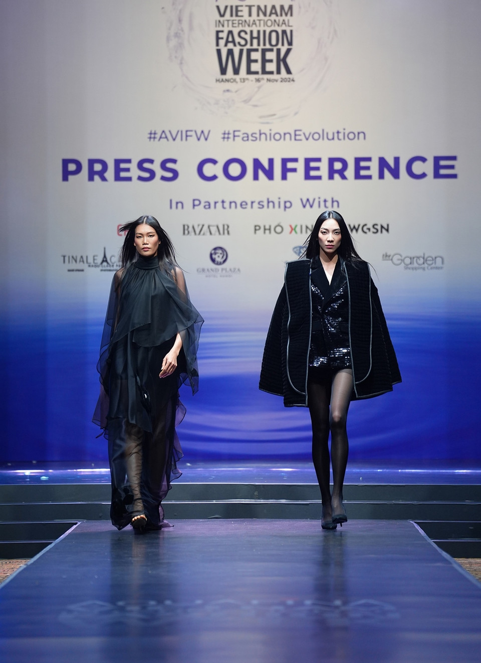 Bên cạnh đó, nhà thiết kế gạo cội Đức Hùng cũng sẽ hứa hẹn đem đến một ‘mùa đông ấm’ cho khán giả với bộ sưu tập “Có một mùa Đông như thế” trong đêm mở màn chương trình. (Ảnh: PV/Vietnam+)