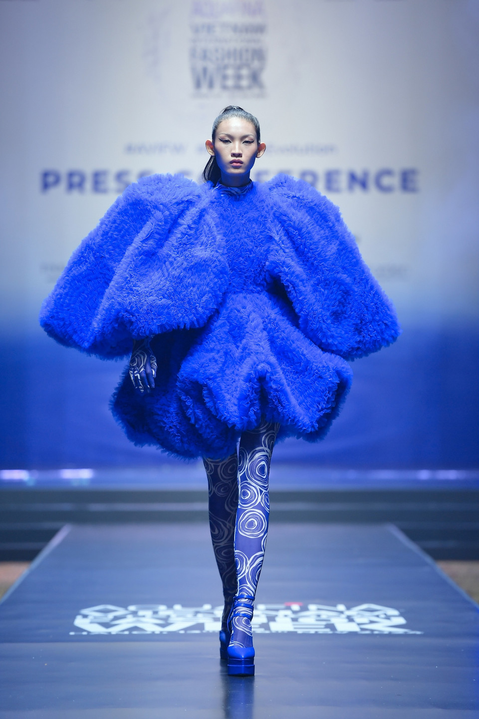 Ở cột mốc kỷ niệm một thập kỷ của chương trình tại Thủ đô Hà Nội lần này sẽ đánh dấu màn chào sân và sự hợp tác lần đầu tiên giữa nhà thiết kế Đỗ Mạnh Cường cùng ban tổ chức thông qua bộ sưu tập mở màn đặc biệt “Giọt nước thuần khiết” mang tính ứng dụng cao, mới mẻ đầy đột phá. (Ảnh: PV/Vietnam+)