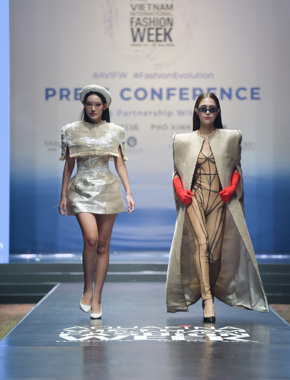 Hai thiết kế trong bộ sưu tập của Cao Minh Tiến. (Ảnh: PV/Vietnam+)