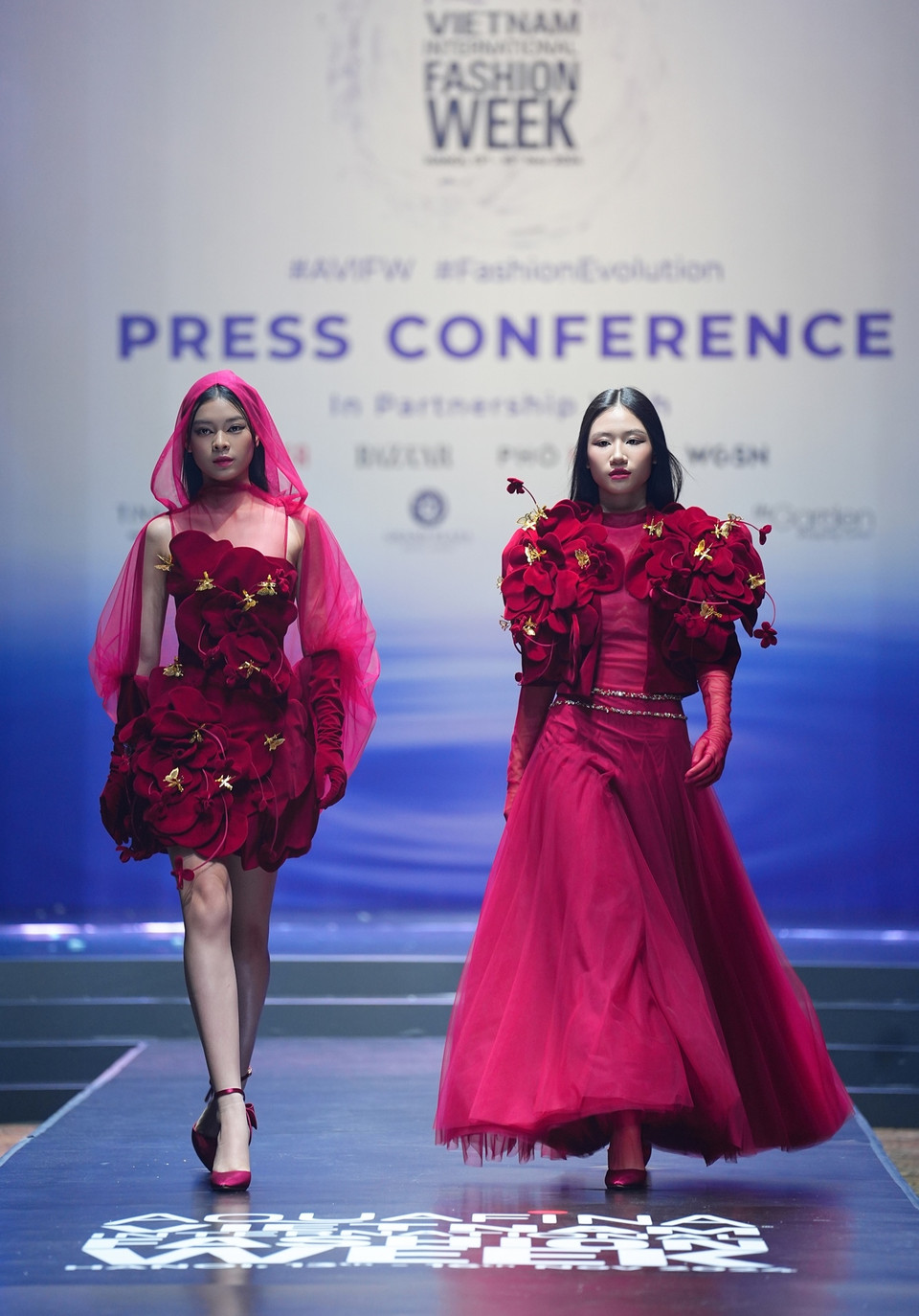 Hai thiết kế của Thảo Nguyễn - Thương hiệu Happy Clothing. (Ảnh: PV/Vietnam+)