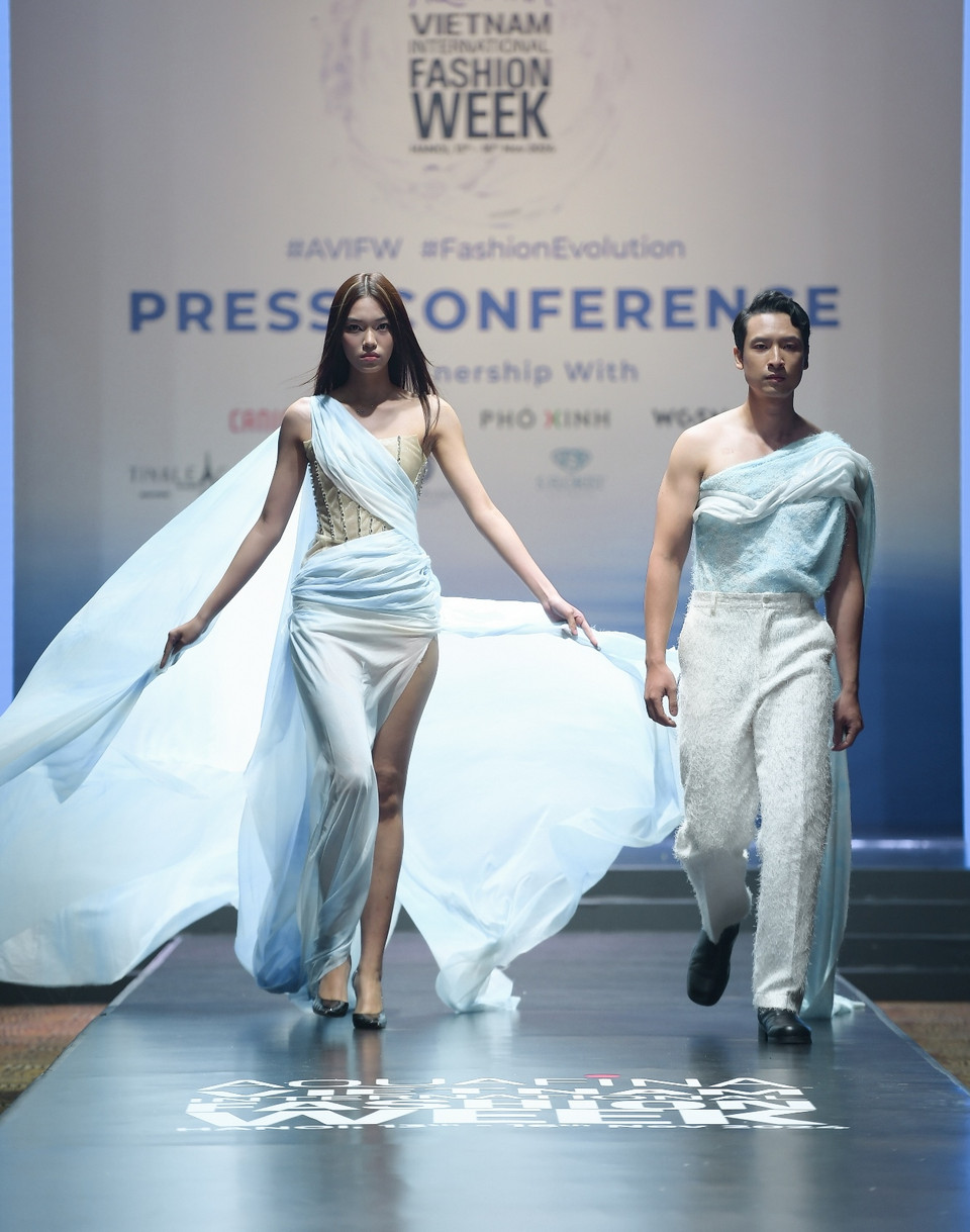 Hai thiết kế trong bộ sưu tập của Ivan Trần được giới thiệu tại buổi họp báo chiều nay, ngày 31/10. (Ảnh: PV/Vietnam+)