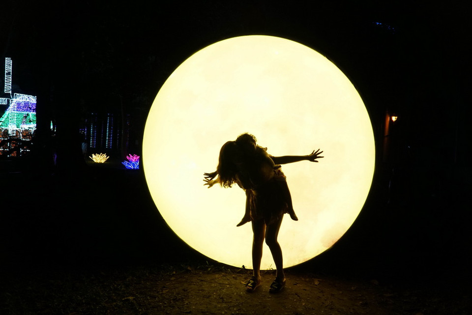 Khu vườn ánh sáng thu hút bạn trẻ đến tham quan và chụp ảnh. (Ảnh: Phương Vy/TTXVN)