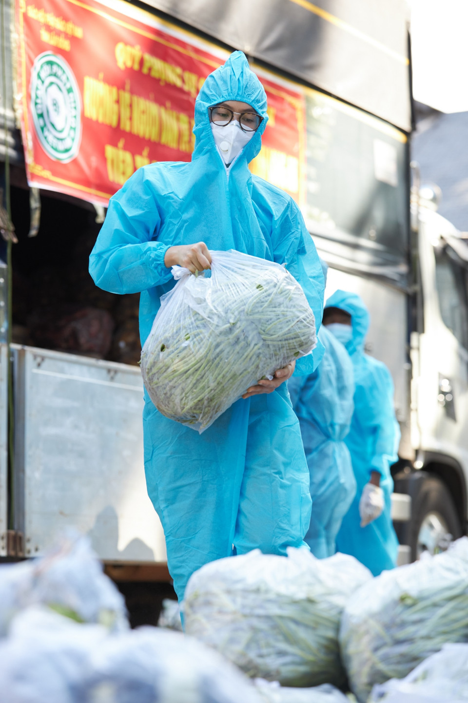 Kết quả, dự án ‘10 tấn thực phẩm 0 đồng’ đợt 7 đã vận động, quyên góp từ các mạnh thường quân tổng cộng hơn 1.500 phần quà (gồm mỳ tôm, nước tương, rau củ). (Ảnh: CTV/Vietnam+)