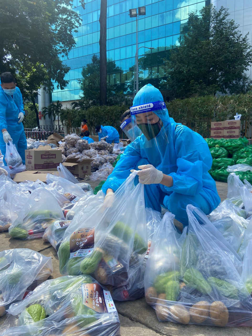 Toàn bộ số thực phẩm của ‘chuyến xe số 7’ đã được vận chuyển đến Sài Gòn, được các đại sứ chương trình là dàn Hoa hậu, Á hậu từ tổ chức Hoa hậu Hoàn vũ Việt Nam hỗ trợ phân chia thành các phần và đi trao cho người dân gặp hoàn cảnh khó khăn tại Bình Chánh, Hoóc Môn, quận 12, thành phố Thủ Đức… (Ảnh: CTV/Vietnam+)