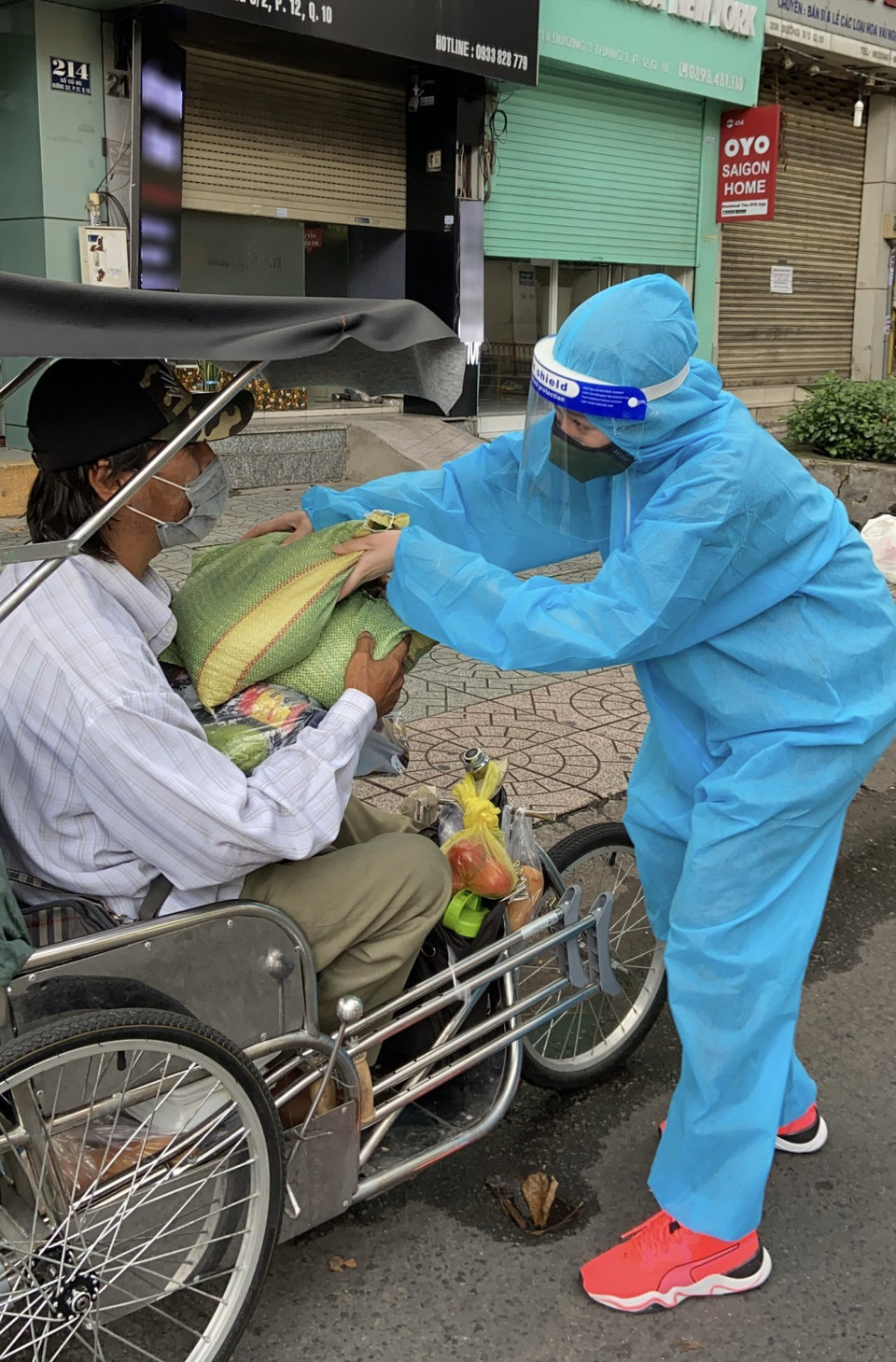 Hoa hậu tận tay trao quà cho người có hoàn cảnh đặc biệt khó khăn. (Ảnh: CTV/Vietnam+)