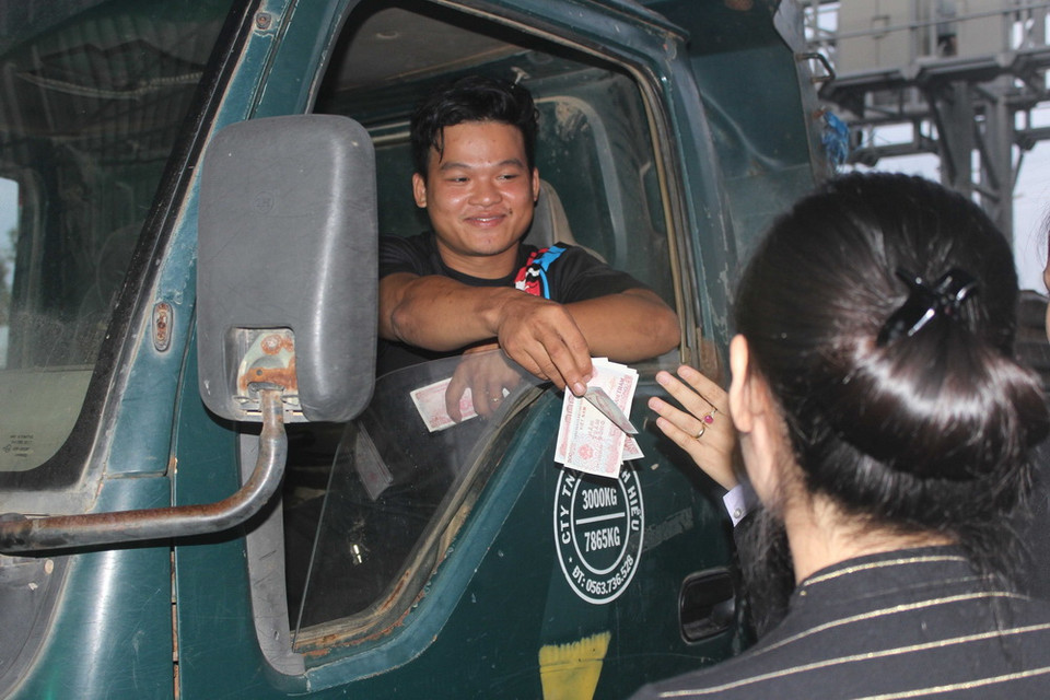 Công an tỉnh Bình Định đã phối hợp với Công ty trách nhiệm hữu hạn đầu tư BOT Bình Định triển khai lực lượng chống ùn tắc, do vậy, tình hình giao thông tại khu vực này được giải phóng ngay sau đó. (Ảnh: Phạm Kha/TTXVN)