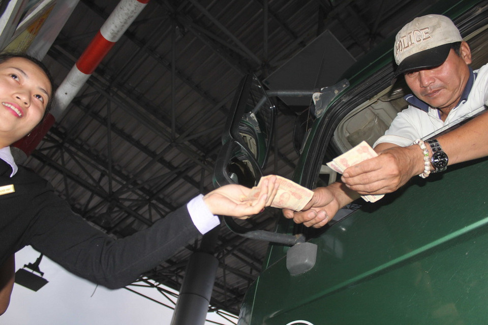 Sau khi qua trạm, các xe tải lại quay đầu để tiếp tục qua trạm để phản đối. (Ảnh: Phạm Kha/TTXVN)