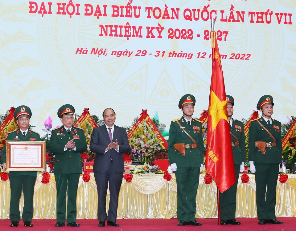 Chủ tịch nước Nguyễn Xuân Phúc trao Huân chương Lao động hạng Nhất tặng Hội Cựu chiến binh Việt Nam. (Ảnh: Trọng Đức/TTXVN)