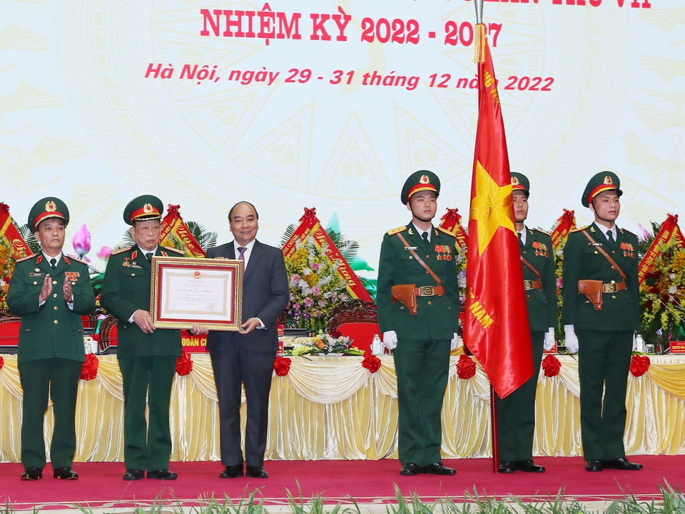 Chủ tịch nước Nguyễn Xuân Phúc trao Huân chương Lao động hạng Nhất tặng Hội Cựu chiến binh Việt Nam. (Ảnh: Trọng Đức/TTXVN)