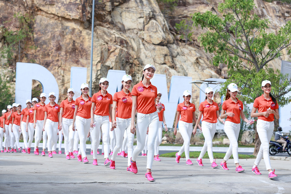 Đúng 8 giờ giờ sáng, các thí sinh rạng rỡ trong bộ đồng phục năng động tham gia hoạt động chơi golf. (Ảnh: BTC)