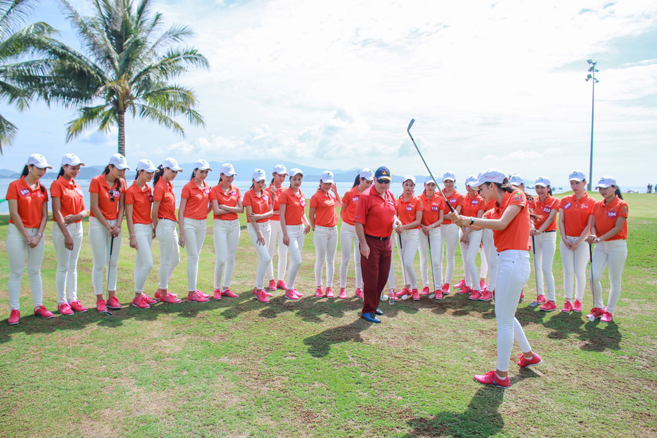Do đã có dịp giao lưu trước đó nên các thí sinh rất hòa đồng, vui vẻ cùng nhau học cách chơi golf với các huấn luyện viên. (Ảnh: BTC)