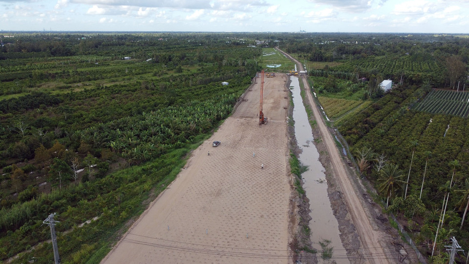 Một đoạn tuyến trên địa bàn tỉnh Hậu Giang đang được đắp cát gia tải, cắm bấc thấm để gia cố nền đất yếu, ổn định nền đường. (Ảnh: Huy Hùng/TTXVN)