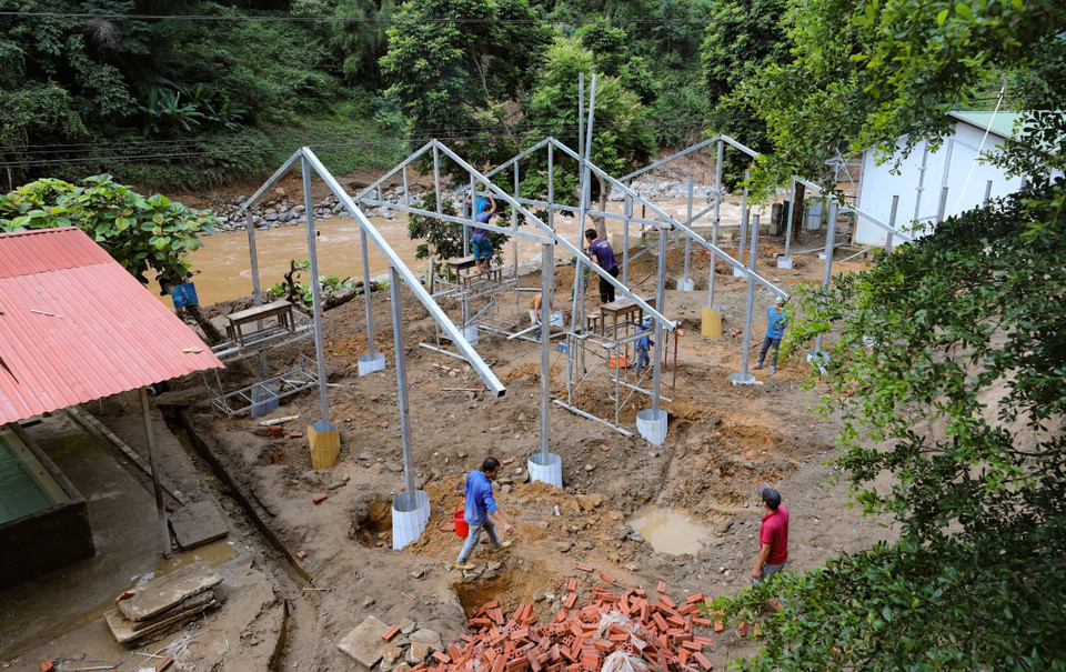 Những phòng học mới đang được xây dựng tại Trường Phổ thông Dân tộc Bán trú Tiểu học và Trung học Cơ sở Hồ Bốn, huyện Mù Cang Chải, tỉnh Yên Bái. (Ảnh: Thanh Tùng/TTXVN)