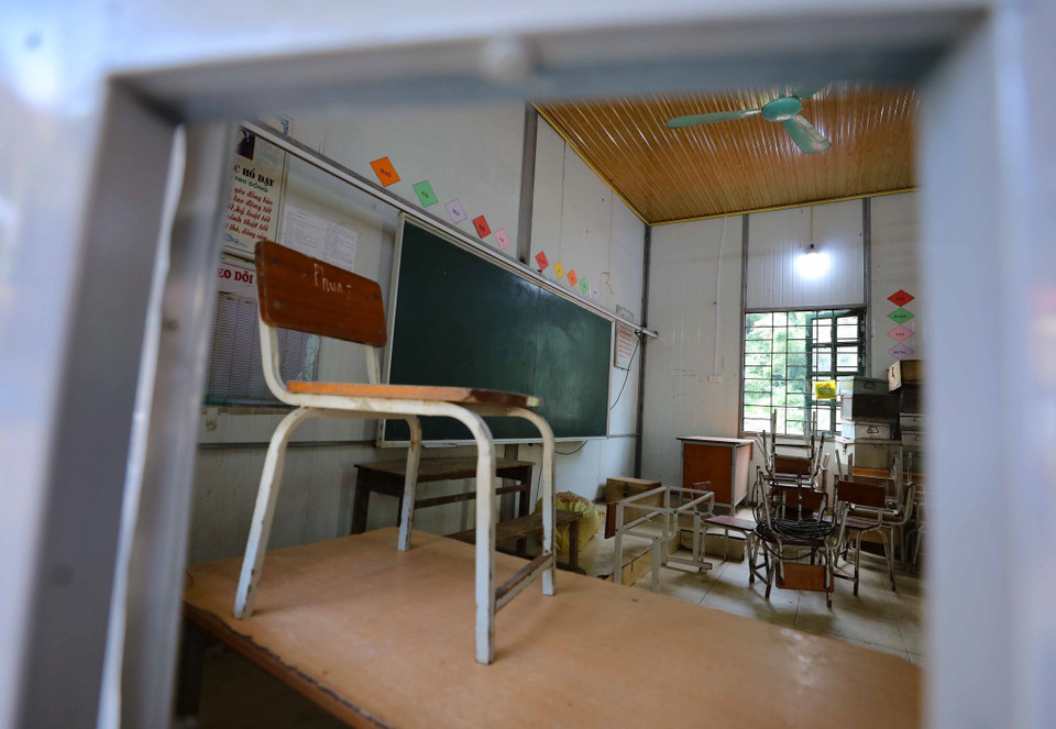 Những chiếc ghế còn sót lại có thể sử dụng được trong năm học mới. (Ảnh: Thanh Tùng/TTXVN)