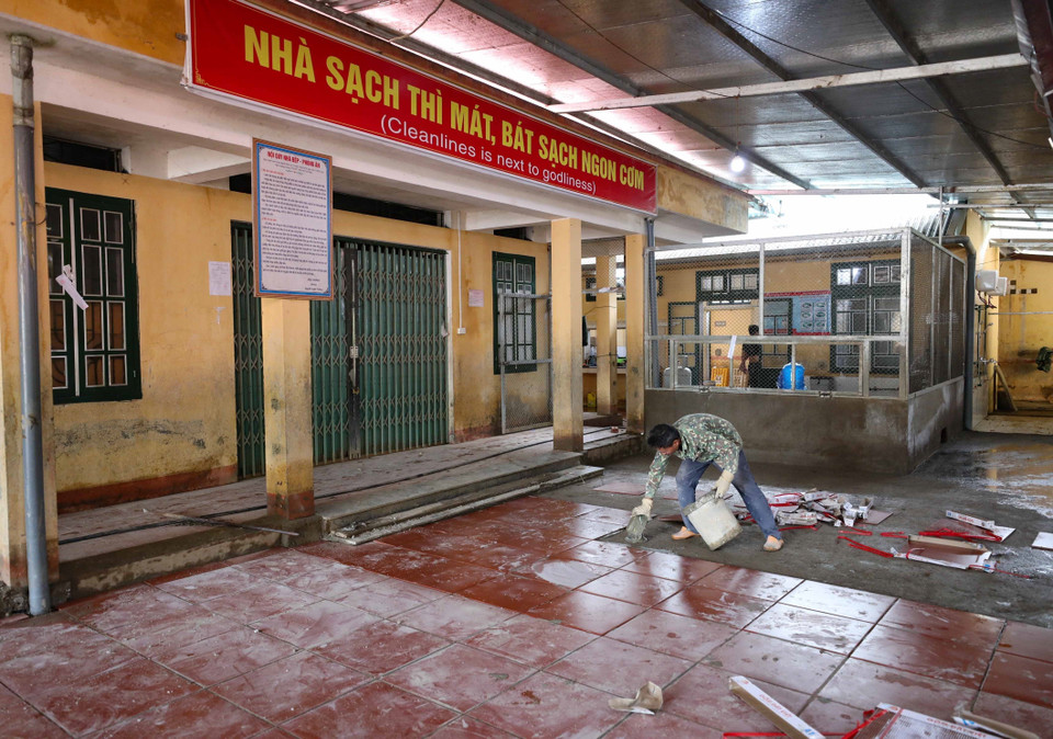 Khu bếp nấu ăn cho học sinh bán trú và bếp ăn tập thể Trường Phổ thông Dân tộc Bán trú Tiểu học và Trung học Cơ sở Hồ Bốn (Mù Cang Chải, Yên Bái) bị hư hỏng nặng đang được lát gạch mới. (Ảnh: Thanh Tùng/TTXVN)