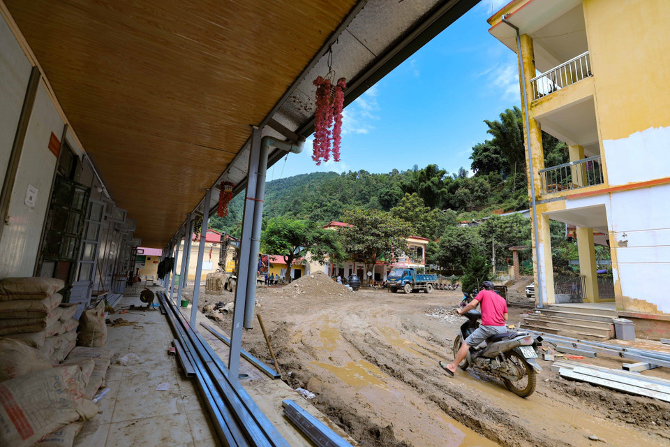 Công tác khắc phục hậu quả trên 'đại công trường' Trường Phổ thông Dân tộc Bán trú Tiểu học và Trung học Cơ sở Hồ Bốn. (Ảnh: Thanh Tùng/TTXVN)