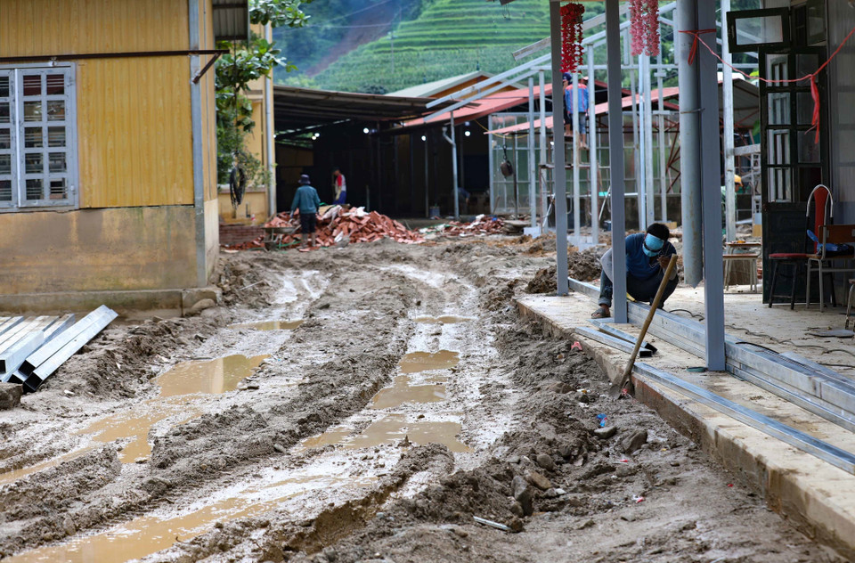 Khắc phục hậu quả mưa lũ tại trường. (Ảnh: Thanh Tùng/TTXVN)