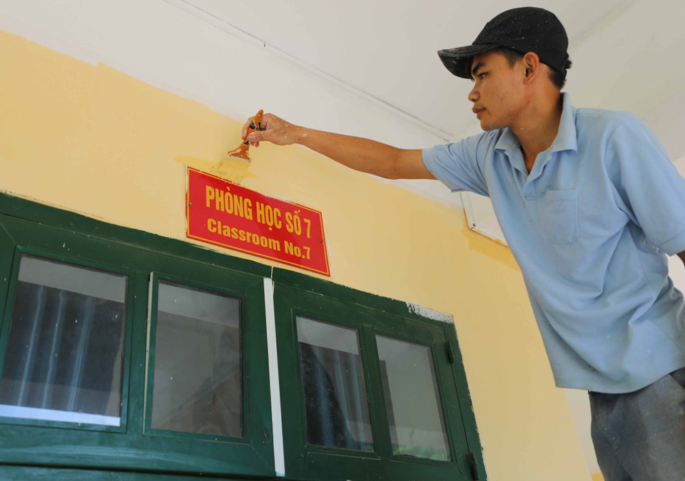 Chỉnh trang phòng học chuẩn bị cho năm học mới. (Ảnh: Thanh Tùng/TTXVN)