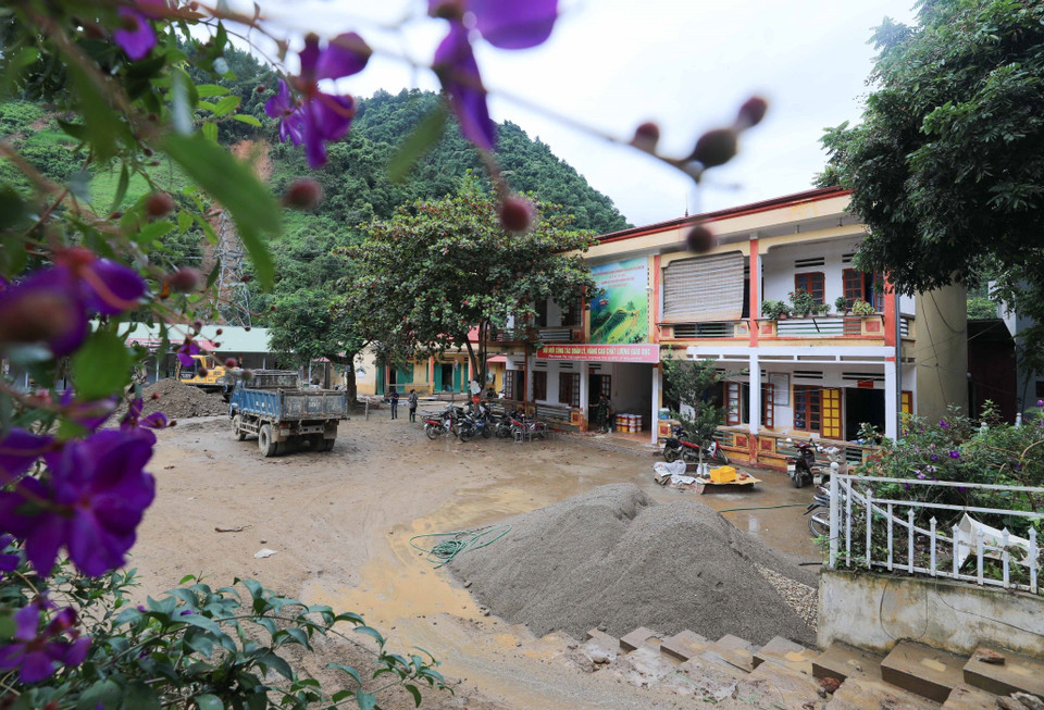Toàn bộ bùn, đất đá bị lũ cuốn vào Trường Phổ thông Dân tộc Bán trú Tiểu học và Trung học Cơ sở Hồ Bốn (Mù Cang Chải, Yên Bái) đã được dọn để tập trung vật liệu cho cải tạo, sửa chữa được kịp thời. (Ảnh: Thanh Tùng/TTXVN)