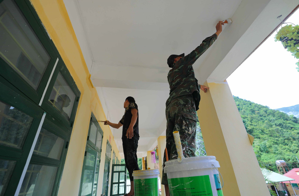 Chỉnh trang phòng học chuẩn bị cho năm học mới. (Ảnh: Thanh Tùng/TTXVN)