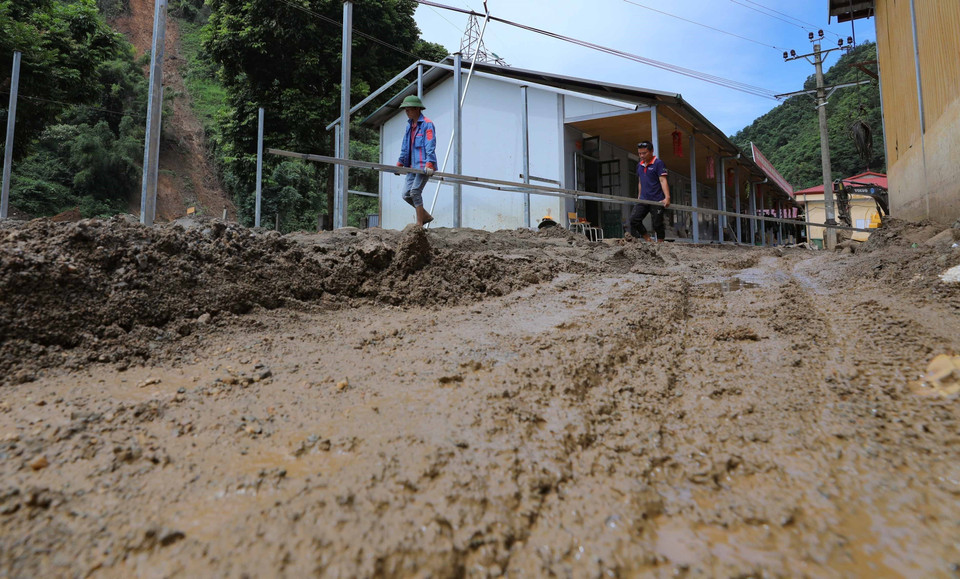 Công tác khắc phục hậu quả mưa lũ tại Trường Phổ thông Dân tộc Bán trú Tiểu học và Trung học Cơ sở Hồ Bốn. (Ảnh: Thanh Tùng/TTXVN)