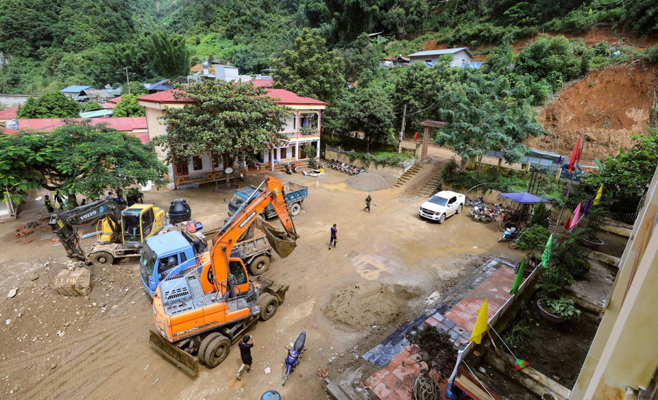 Giáo viên cùng các lực lượng trợ giúp đang khẩn trương dọn dẹp, sửa chữa trường, lớp để học sinh có thể đón năm học mới đúng kế hoạch. (Ảnh: Thanh Tùng/TTXVN)