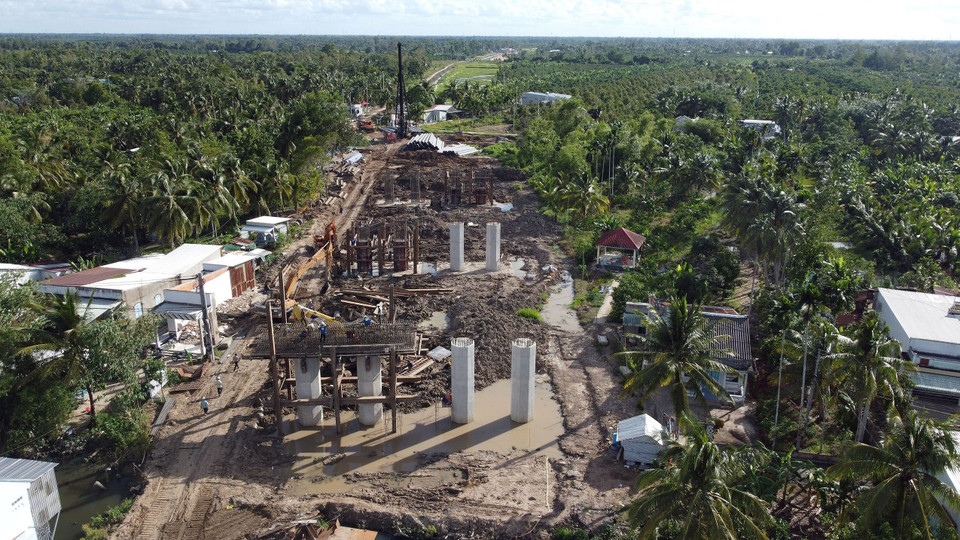 Thi công tại nút giao IC 3, trên địa bàn huyện Phụng Hiệp, tỉnh Hậu Giang. (Ảnh: Huy Hùng/TTXVN)