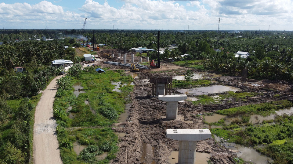 Thi công tuyến nối Nam Sông Hậu trên địa bàn thành phố Cần Thơ. (Ảnh: Huy Hùng/TTXVN)