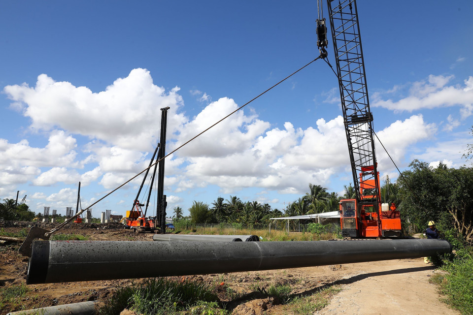 Đến nay, đã triển khai thi công đóng cọc tại 22/40 cầu trên toàn tuyến. (Ảnh: Huy Hùng/TTXVN)