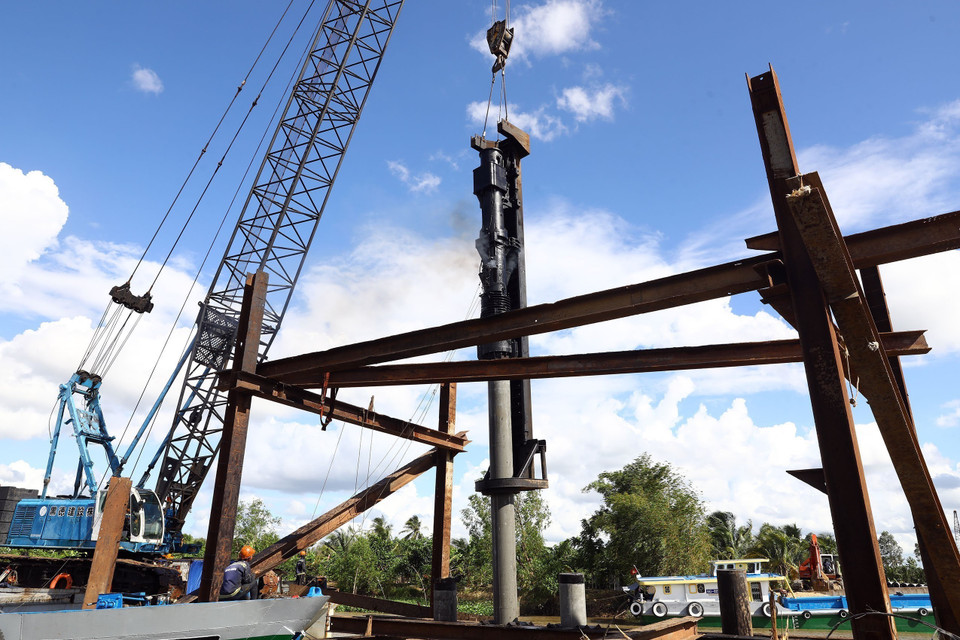 Triển khai thi công đóng cọc nhồi cầu Thạnh Đông (Cần Thơ) tại km15+350. (Ảnh: Huy Hùng/TTXVN)