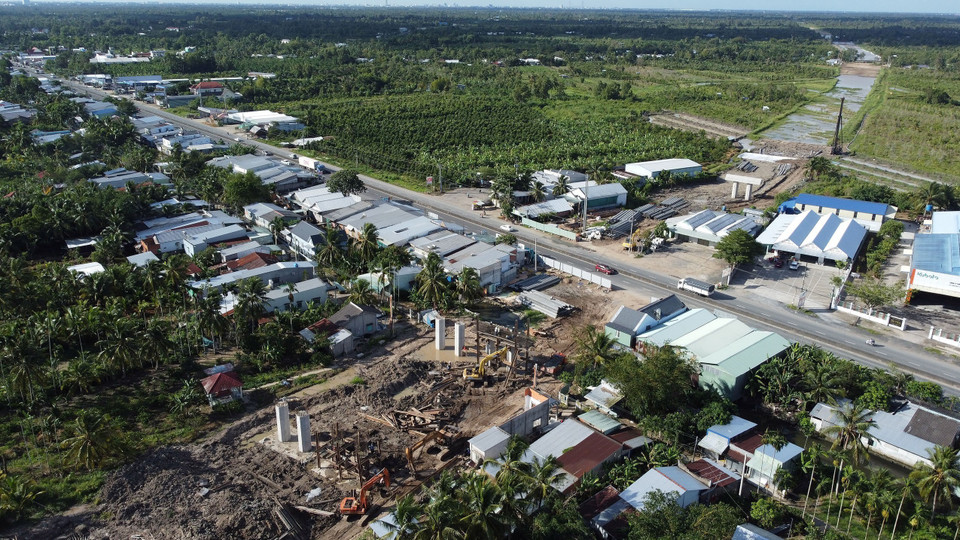Đoạn cao tốc Cần Thơ-Cà Mau đi qua Quốc lộ 1A, thuộc địa bàn huyện Phụng Hiệp, tỉnh Hậu Giang. (Ảnh: Huy Hùng/TTXVN)