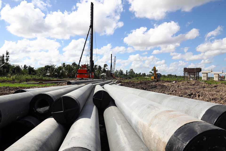 Thi công đóng cọc nhồi tại dự án thành phần Cần Thơ-Hậu Giang. (Ảnh: Huy Hùng/TTXVN)