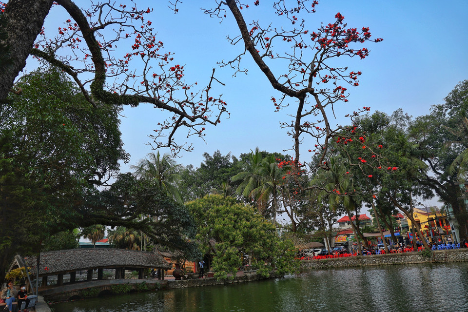 Tương truyền, chùa được xây dựng trên thế đất hình rồng, quay mặt về hướng Nam. Phía trước chùa, bên trái là ngọn Long Đẩu, lưng chùa và bên phải dựa vào núi Sài Sơn. (Ảnh: Xuân Mai/Vietnam+)