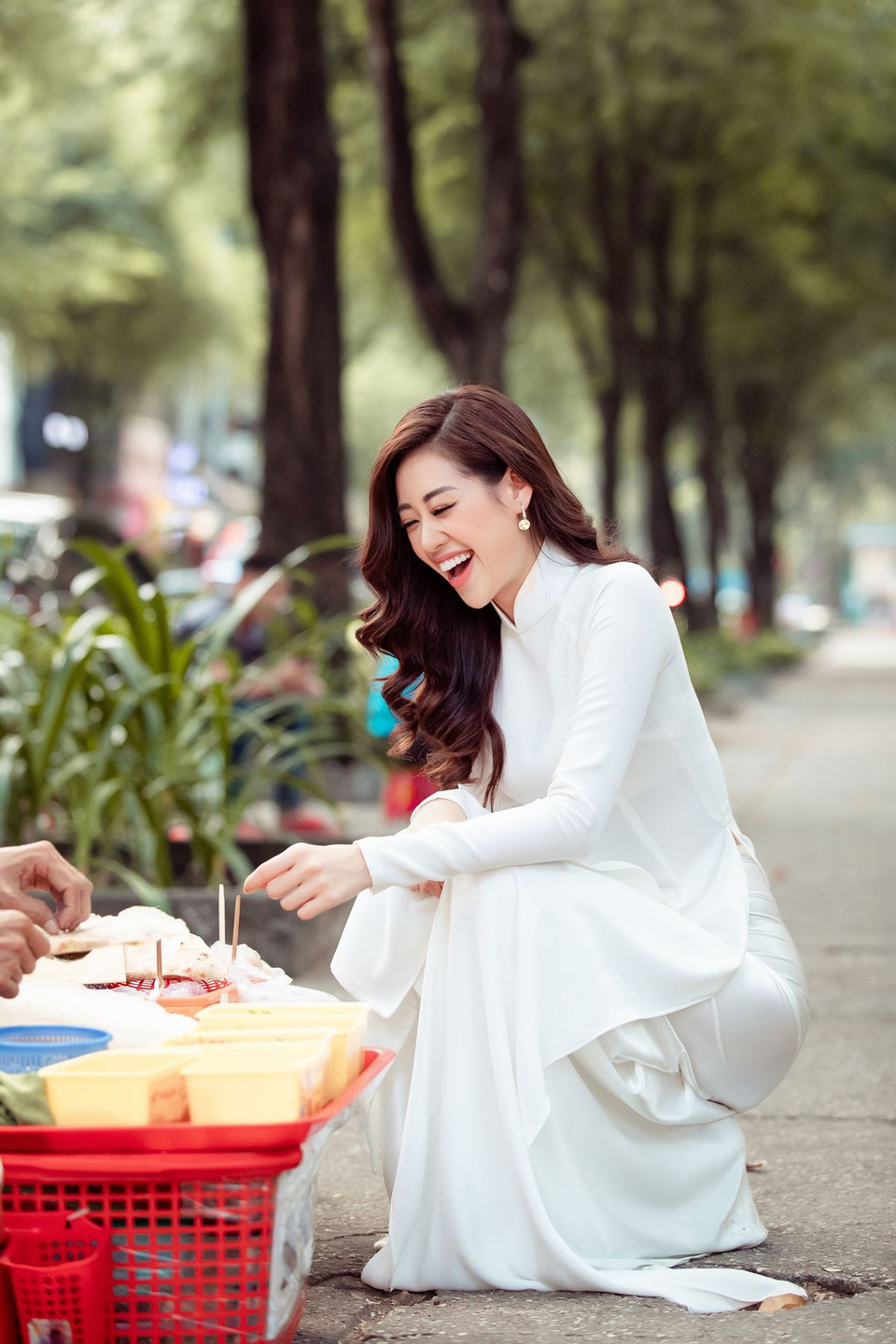 Hoa hậu Khánh Vân ghé lại bên những hàng quán rong mà cô thường xuyên đến mỗi khi rảnh rỗi. (Ảnh: David Sắn/Vietnam+)
