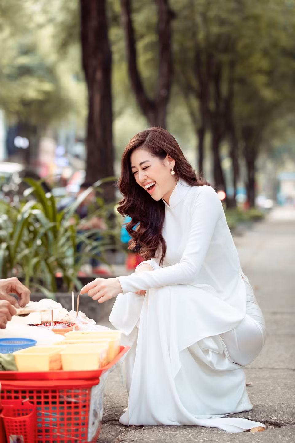 Hoa hậu Khánh Vân ghé lại bên những hàng quán rong mà cô thường xuyên đến mỗi khi rảnh rỗi. (Ảnh: David Sắn/Vietnam+)
