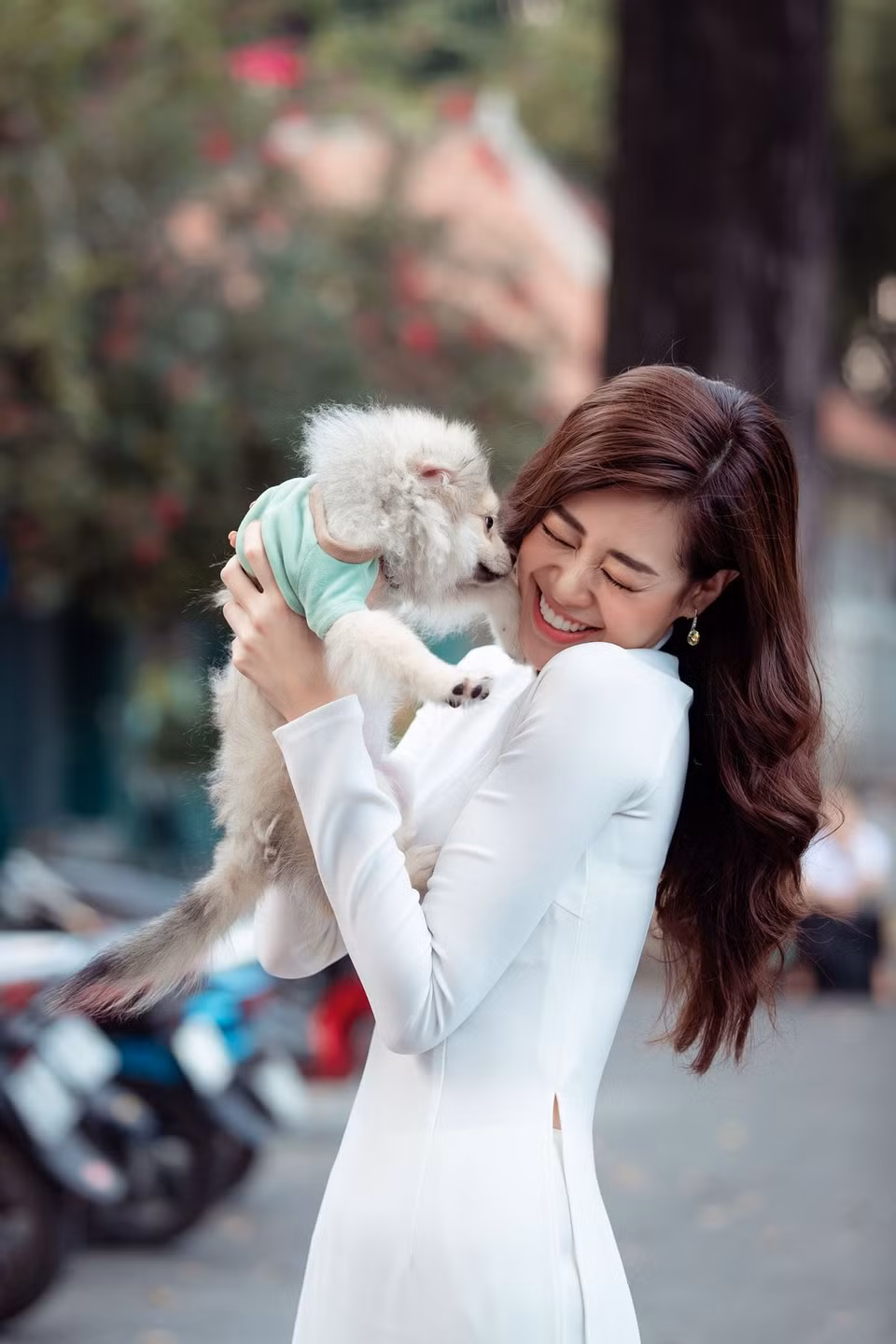 Hoa hậu Khánh Vân chia sẻ, hai lần đạt danh hiệu ‘Người đẹp Áo dài’ tại Hoa hậu Hoàn vũ Việt Nam 2015 và Hoa hậu Hoàn vũ Việt Nam 2019 khiến cô được nhiều người khuyến khích nên mặc áo dài nhiều hơn để phát huy vẻ đẹp của mình. Bản thân Khánh Vân khi diện áo dài cũng trở nên rạng rỡ và tràn đầy năng lượng hơn. Đó là lý do mà cô quyết định thực hiện một bộ ảnh mang tên ‘Sài Gòn trong tôi’ sau khi kết thúc buổi làm việc cuối tuần. (Ảnh: David Sắn/Vietnam+)