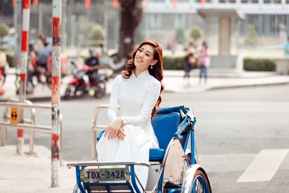 Cô đặc biệt thích đi dạo trên cung đường Lê Duẩn, nơi đi ngang Dinh Thống Nhất, công viên 30/4, nhà thờ Đức Bà… (Ảnh: David Sắn/Vietnam+)